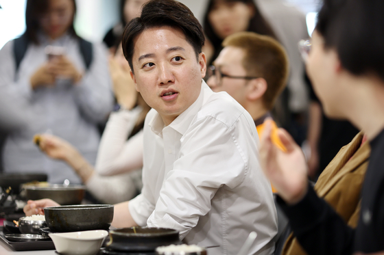 이준석 개혁신당 대통령 후보가 12일 오전 서울 서대문구 연세로 연세대학교에서 본격적인 선거 유세 활동에 나서며 학생들과 만나 점심 식사를 하고 있다. (공동취재) 2025.5.12/뉴스1