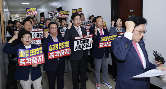 국민의힘 권성동 원내대표와 의원들이 7일 국회 법제사법위원회 전체회의장 복도에서 대통령 당선시 진행 중인 형사재판을 정지하도록 하는 내용의 형사소송법 개정안 처리에 항의하며 구호를 외치고 있다. 임현동 기자.