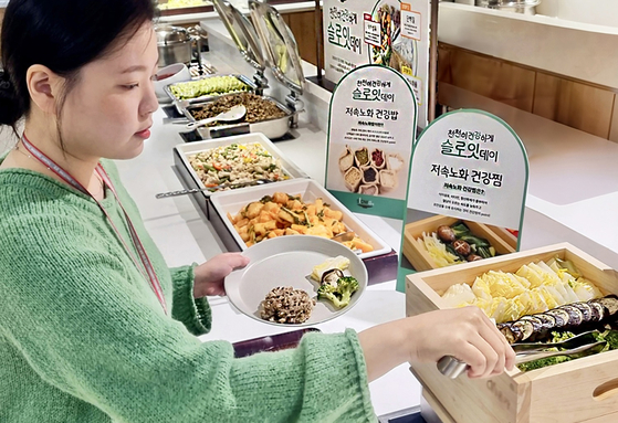 구내식당 메뉴를 고르고 있는 모습. 사진 CJ프레시웨이