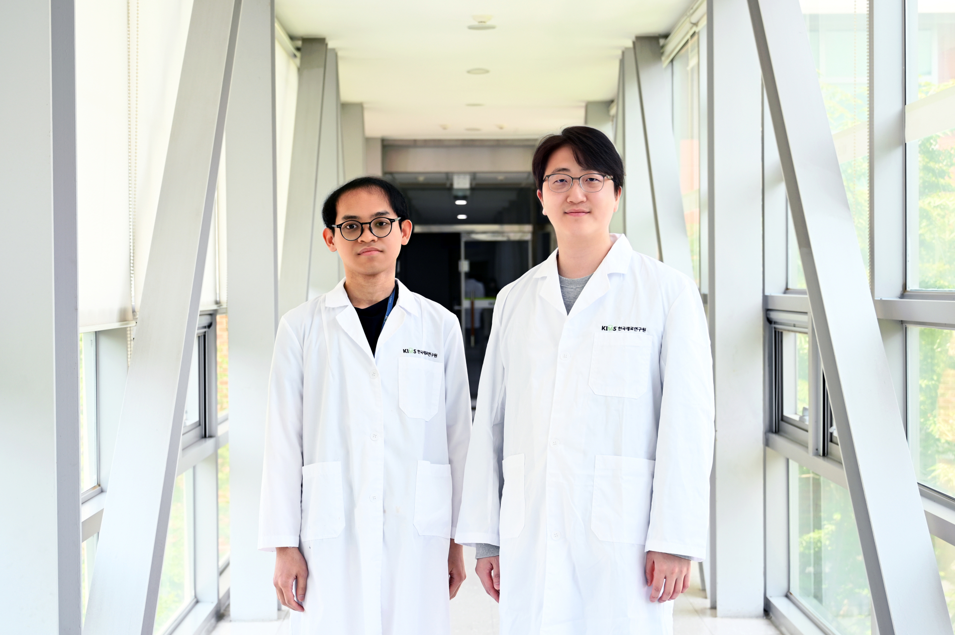 암세포 DNA 조기 검출하는 빛-인공지능 기반 초고감도 바이오센서를 개발한 재료연 바이오·헬스재료연구본부 정호상 박사 연구팀. (왼쪽은 살라후딘 학생연구원, 오른쪽은 정호상 선임연구원)