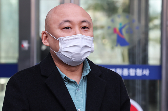 지난해 2월 특수교사 A씨 1심 선고 공판이 끝난 후 법원을 나온 웹툰 작가 주호민씨가 입장을 밝히고 있다. 1심 재판부는 A씨에게 벌금 200만원의 선고를 유예했지만 2심은 무죄를 선고했다. 연합뉴스