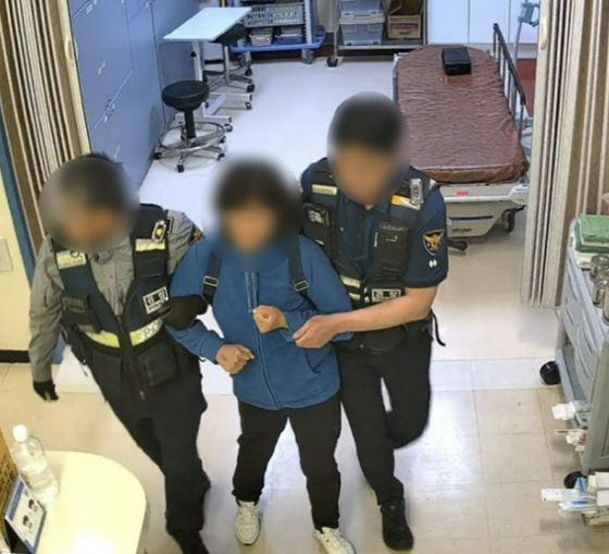 지난 9일 강원 강릉시 한 병원 응급실에서 의료진에 흉기 난동을 피운 40대 A씨가 경찰에 붙잡혔다. 연합뉴스