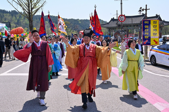 전진선 양평군수(앞줄 가운데)가 지난 4월 25일부터 27일까지 3일간 양평 용문산 관광지와 용문역 일대에서 개최된 ‘제15회 양평 용문산 산나물 축제’에 참석해 조선 시대 당시 양평 산나물을 진상하던 행렬을 전통 의상을 입고 군민들과 재현하고 있다. 사진 양평군
