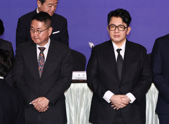 방시혁 하이브 의장(오른쪽). 연합뉴스