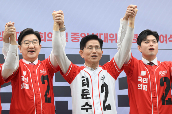 김문수 국민의힘 대통령 후보와 권성동(왼쪽), 김용태 공동선대위원장이 12일 서울 여의도 중앙당사에서 열린 중앙선거대책위원회 임명장 수여식에서 기념촬영을 하고 있다. 임현동 기자