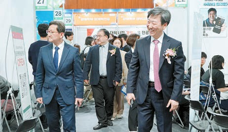 국민대 정승렬 총장(오른쪽)이 박람회에서 전공별 부스를 둘러보고 있다. 국민대는 전공자율선택제와 오메가스쿨 교육시스템으로 경계 없는 교육생태계를 구축하고 있다. [사진 국민대학교]