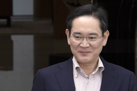일본 출장을 마친 이재용 삼성전자 회장이 지난달 9일 강서구 서울김포비즈니스항공센터(SGBAC)를 통해 귀국하고 있다. 연합뉴스