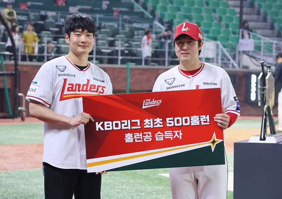 500홈런 공 습득한 팬과 기념 촬영하는 최정 (인천=연합뉴스) 임순석 기자 = SSG 최정이 13일 인천 SSG랜더스필드에서 열린 프로야구 2025 신한 SOL 뱅크 KBO리그 NC 다이노스와 SSG 랜더스의 경기 종료 후 500홈런 홈런공을 습득한 관중과 기념 촬영을 하고 있다. 2025.5.13 soonseok02@yna.co.kr (끝) 〈저작권자(c) 연합뉴스, 무단 전재-재배포, AI 학습 및 활용 금지〉