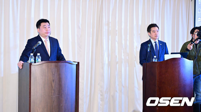 [OSEN=박준형 기자]  7일 오후 서울 삼성동 스페이스쉐어에서 가세연 김수현 관련 폭로 기자회견이 진행됐다.배우 김수현이 미성년자였던 故 김새론과 교제했다는 의혹을 제기하며 여러 폭로를 이어온 가로세로연구소(약칭 가세연) 측이 김수현의 중범죄를 폭로하겠다며 기자회견을 마련했다. 이에 김수현 측은 고인이 미성년자였을 당시 교제한 적이 없다고 부인하면서 김새론 유족과 가세연을 상대로 120억 원대의 손해배상 소송을 제기한 상태다.가세연 김세의 대표, 법무법인 부유 부지석 변호사가 기자회견을 하고 있다.     /   2025.05.07 / soul1014@osen.co.kr