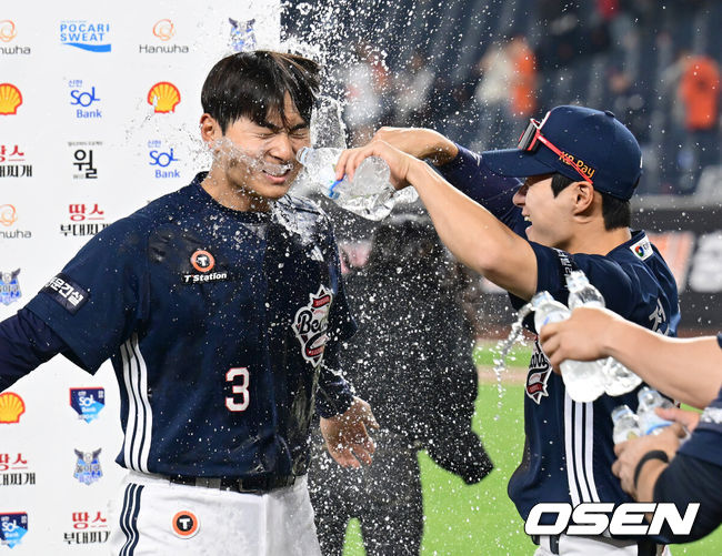 [OSEN=대전, 김성락 기자] 프로야구 한화 이글스의 연승 행진이 ’12’에서 끝났다. KBO리그 최초 홈·원정 15경기 연속 매진으로 흥갱 기록을 세운 날 12연승이 끝났다. 9회말 2사 후 상대의 파울플라이 포구 실책 이후 최인호의 극적인 동점 투런 홈런이 터졌지만 연장 11회초 결승점을 낸 두산 베어스가 가까스로 이겼다.두산은 13일 대전 한화생명볼파크에서 열린 2025 신한 SOL Bank KBO리그 한화와의 원정경기를 연장 11회 접전 끝에 4-3으로 승리했다. 경기 종료 후 연장 결승타를 친 두산 임종성이 축하 물세례를 받고 있다. 2025.05.13 / ksl0919@osen.co.kr