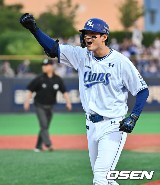 [OSEN=포항, 이석우 기자] 13일 포항야구장에서 2025 신한 SOL 뱅크 KBO 리그 삼성 라이온즈와 키움 히어로즈의 경기가 열렸다. 홈팀 삼성은 이승현이 선발로 출전하고, 방문팀 KT는 헤이수스가 선발로 출전했다.삼성 라이온즈 구자욱이 2회말 1사 만루 중견수 앞 2타점 안타를 치고 환호하고 있다. 2025.05.13 / foto0307@osen.co.kr