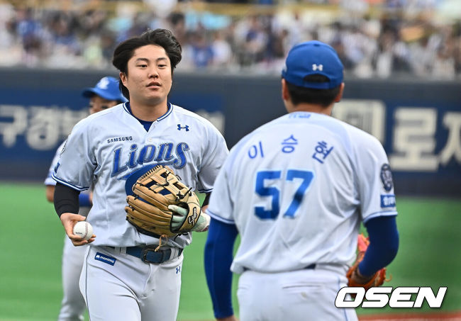 [OSEN=포항, 이석우 기자] 13일 포항야구장에서 2025 신한 SOL 뱅크 KBO 리그 삼성 라이온즈와 키움 히어로즈의 경기가 열렸다. 홈팀 삼성은 이승현이 선발로 출전하고, 방문팀 KT는 헤이수스가 선발로 출전했다.삼성 라이온즈 류지혁이 1회초 2사 1,3루 KT 위즈 장성우의 타구를 잡아내고 이승현의 감사 인사를 받고 있다. 2025.05.13 / foto0307@osen.co.kr