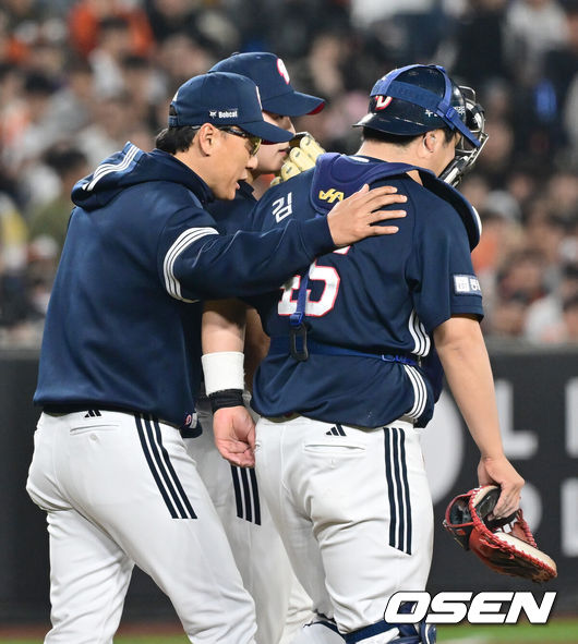 [OSEN=대전, 김성락 기자] 13일 대전 한화생명볼파크에서 ‘2025 신한 SOL Bank KBO리그’ 한화 이글스와 두산 베어스의 경기가 열렸다.이날 한화는 류현진, 두산은 최원준을 선발로 내세웠다.9회말 2사 1루 마운드를 방문한 두산 이승엽 감독이 김택연, 김기연과 이야기를 나누고 있다. 2025.05.13 / ksl0919@osen.co.kr