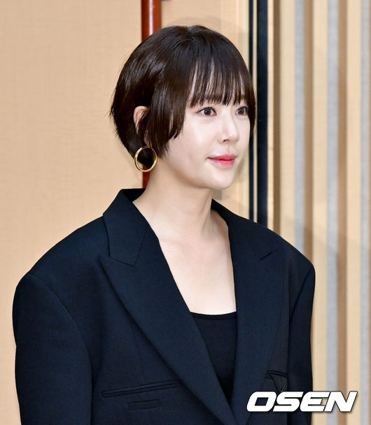 [OSEN=조은정 기자]SBS ‘7인의 부활’ 제작발표회가 27일 오후 서울 양천구 SBS에서 열렸다.오는29일첫 방송되는SBS새 금토드라마‘7인의 부활’(연출 오준혁·오송희,극본 김순옥)은 리셋된 복수의 판,다시 태어난7인의 처절하고도 강렬한 공조를 그린다.배우 황정음이 제작발표회에 입장하고 있다. 2024.03.27 / cej@osen.co.kr 