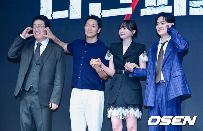 [OSEN=지형준 기자] 14일 오전 서울 종로구 JW 메리어트 동대문 스퀘어에서 디즈니+ 오리지널 시리즈 '나인 퍼즐' 제작발표회가 열렸다.윤종빈 감독의 신작 '나인 퍼즐’은 10년 전,미결 사건의 유일한 목격자이자 현직 프로파일러인‘이나’(김다미)와그를 끝까지 용의자로 의심하는 강력팀 형사‘한샘’(손석구)이 의문의 퍼즐조각과 함께 다시 시작된 연쇄살인 사건의 비밀을 파헤치는 추리 스릴러다.배우 현봉식, 손석구, 김다미, 김성균이 포토타임을 하고 있다. 2025.05.14 /jpnews@osen.co.kr