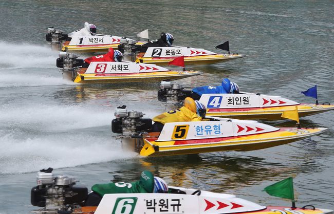 미사경정장에서 선수들이 플라잉스타트로 경주를 시작하고 있다.