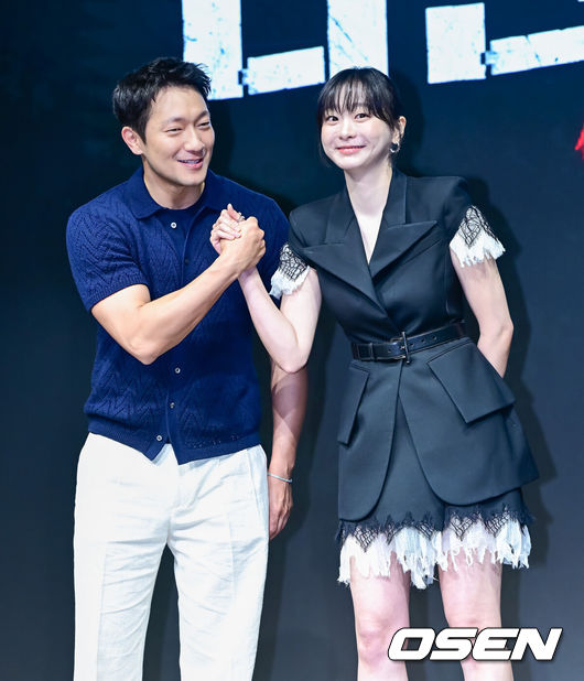 [OSEN=지형준 기자] 14일 오전 서울 종로구 JW 메리어트 동대문 스퀘어에서 디즈니+ 오리지널 시리즈 '나인 퍼즐' 제작발표회가 열렸다.윤종빈 감독의 신작 '나인 퍼즐’은 10년 전,미결 사건의 유일한 목격자이자 현직 프로파일러인‘이나’(김다미)와그를 끝까지 용의자로 의심하는 강력팀 형사‘한샘’(손석구)이 의문의 퍼즐조각과 함께 다시 시작된 연쇄살인 사건의 비밀을 파헤치는 추리 스릴러다.배우 손석구, 김다미가 포토타임을 하고 있다. 2025.05.14 /jpnews@osen.co.kr
