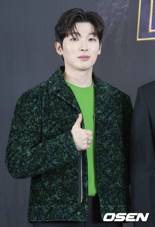 [OSEN=김성락 기자] 10일 오후 서울 마포구 스탠포드호텔에서 JTBC 예능 ‘팬텀싱어4’ 제작발표회가 열렸다. 미라클라스 박강현이 취재진을 향해 포즈를 취하고 있다. 2023.03.10 /ksl0919@osen.co.kr