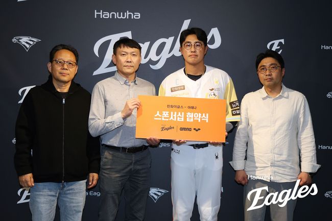 왼쪽부터 고종철 대전 아레나 대표, 이병열 본부장, 채은성, 안상철 전략기획실장. /한화 이글스 제공