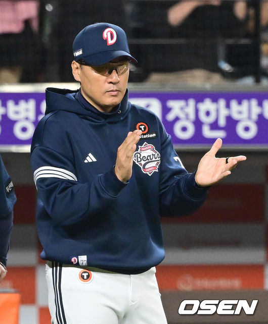 [OSEN=대전, 김성락 기자] 프로야구 두산 베어스가 강습 타구에 발목을 맞고 교체된 잭로그의 부상 악재를 극복하고 연승에 성공했다.두산은 14일 대전 한화생명볼파크에서 열린 2025 신한 SOL Bank KBO리그 한화 이글스와의 원정경기를 7-1로 승리했다.경기 종료 후 두산 이승엽 감독이 박수를 치고 있다. 2025.05.14 / ksl0919@osen.co.kr