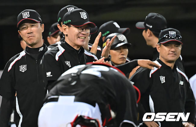 [OSEN=포항, 이석우 기자] 14일 포항야구장에서 2025 신한 SOL 뱅크 KBO 리그 삼성 라이온즈와 KT 위즈의 경기가 열렸다. 홈팀 삼성은 원태인이, 방문팀 KT는 소형준이 선발로 출전했다.KT 위즈 이강철 감독이 삼성 라이온즈에 3-2로 승리한 후 기쁨의 박수를 치고 있다. 2025.05.14 / foto0307@osen.co.kr
