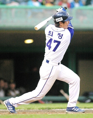 2005년 5월 21일 문학 현대전에서 데뷔 1호 홈런을 때려냈을 때의 SK 최정. 당시에는 지금의 14번이 아닌 47번을 달았다. 사진 SSG 랜더스