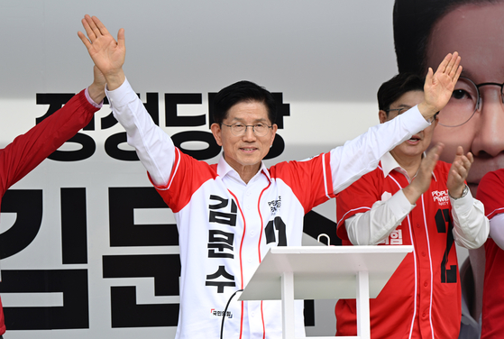 김문수 국민의힘 대선후보가 13일 울산 남구 신정시장에서 유세 연설을 하고 있다. 임현동 기자