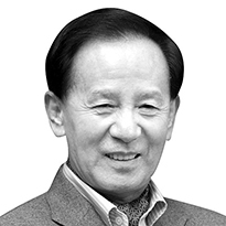 김홍신 소설가