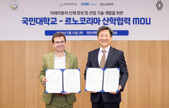 르노코리아가 5월 13일 서울 성북구 국민대학교 본부관에서 국민대학교와의 산학협력 강화를 위한 업무협약(MOU)을 체결했다. 르노코리아 스테판 드블레즈 사장(오른쪽)과 국민대학교 정승렬 총장의 모습이다. 사진 르노코리아