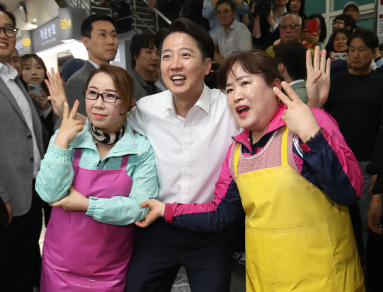 이준석 개혁신당 대통령 후보가 14일 부산 중구 자갈치시장을 찾아 상인들에게 지지를 호소하며 사진을 찍고 있다. 뉴스1