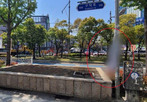 지난 12일 오전 부산 서구 한 노상에 설치된 선거 현수막이 훼손된 상태로 발견됐다. 사진 부산경찰청