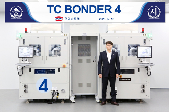 한미반도체가 출시한 'TC 본더 4'와 곽동신 회장의 모습. 사진 한미반도체