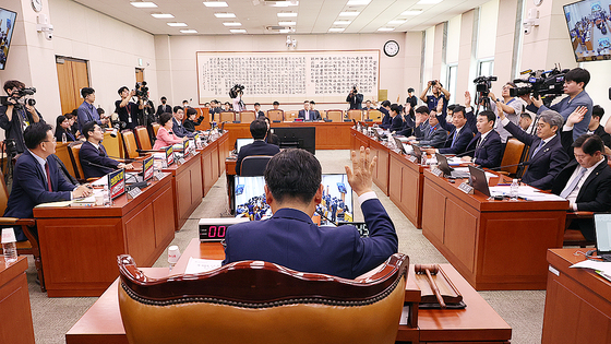 이재명 더불어민주당 대선 후보의 면소 판결을 가능케 하는 공직선거법 개정안이 14일 국회 법제사법위원회 전체회의에서 거수표결로 통과되고 있다. 연합뉴스