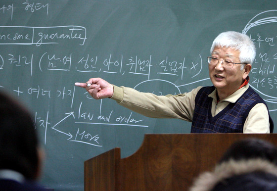 지난 2008년 고(故) 김수행 교수 고별강의가 서울대에서 열렸다. 중앙DB