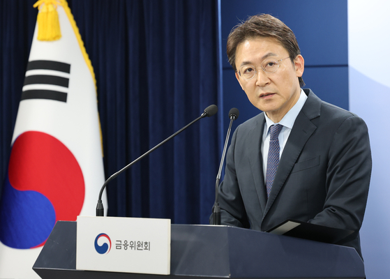 권대영 금융위원회 사무처장이 14일 서울 종로구 정부서울청사에서 긴급 브리핑을 갖고 MG 손해보험에 대한 영업 일부정지 및 향후 처리방안을 발표하고 있다. 뉴스1
