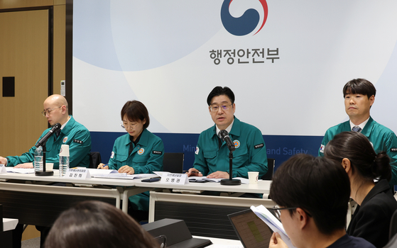 오병권 행정안전부 자연재난실장이 지난 13일 오전 정부세종청사 중앙동 브리핑실에서 '2025년 여름철 자연재난(풍수해·폭염) 종합대책'을 설명하고 있다. 사진 행정안전부