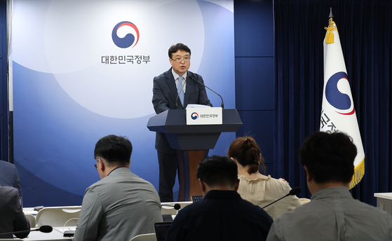 김성수 과학기술정보통신부 기초원천연구정책관이 지난 13일 서울 종로구 정부서울청사에서 슈퍼컴 6호기 계약 및 본격 구축 관련 브리핑을 하고 있다. 뉴스1