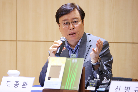 도종환 시인이 14일 서울 마포구 창비서교빌딩에서 열린 신경림 시인 유고 시집 『살아 있는 것은 아름답다』 출간 기자간담회에서 시집을 소개하고 있다. 연합뉴스