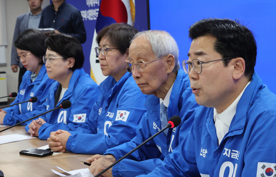 더불어민주당 상임총괄선대위원장인 박찬대 원내대표가 14일 서울 여의도 민주당 중앙당사에서 열린 중앙선거대책위원회의에서 발언하고 있다. 연합뉴스