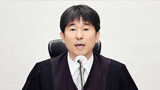 지귀연 부장판사가 지난달 21일 오전 서울 서초구 서울중앙지법 417호 법정에서 열린 윤석열 전 대통령의 내란 우두머리 혐의 재판을 하기 전 언론 공개에 대한 발언을 하고 있다. 사진공동취재단