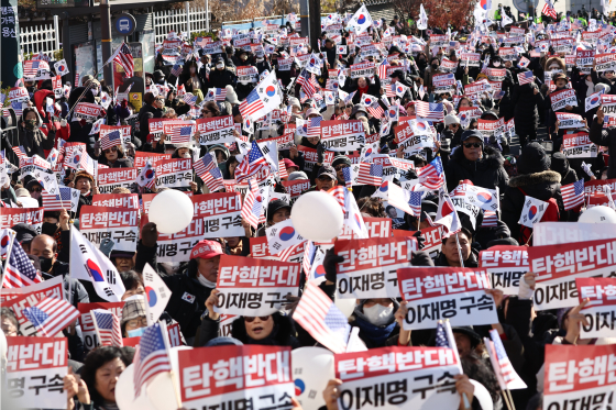 지난해 12월 31일 서울 용산구 한남동 대통령 관저 인근에서 윤석열 전 대통령 지지자들이 탄핵 반대, 주사파 척결 등을 요구하며 시위를 하고 있던 모습. 연합뉴스
