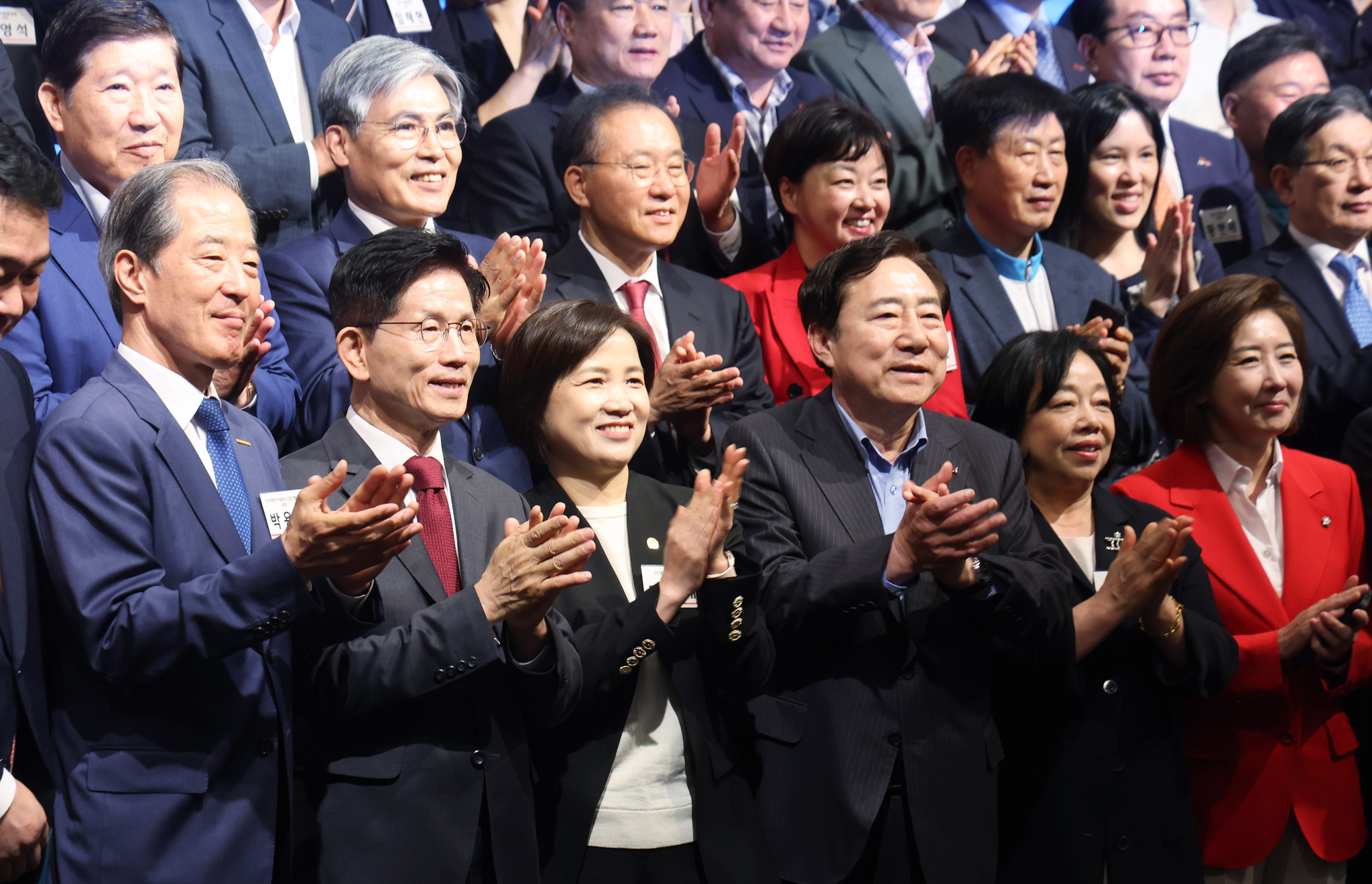 김문수 국민의힘 대선 후보가 김기문 중기중앙회 회장과 박용주 자랑스런 중소기업인협의회 회장 등과 함께 기념촬영을 하고 있다. 임현동 기자
