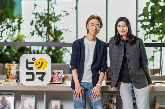 지난달 24일 취임 10년을 맞이한 카카오 내 최장수 CEO 김재용 카카오픽코마 대표(왼쪽). 정신아 카카오 대표가 취임 10주년 축하를 위해 이날 일본을 찾아 기념 촬영을 했다. 카카오픽코마 제공