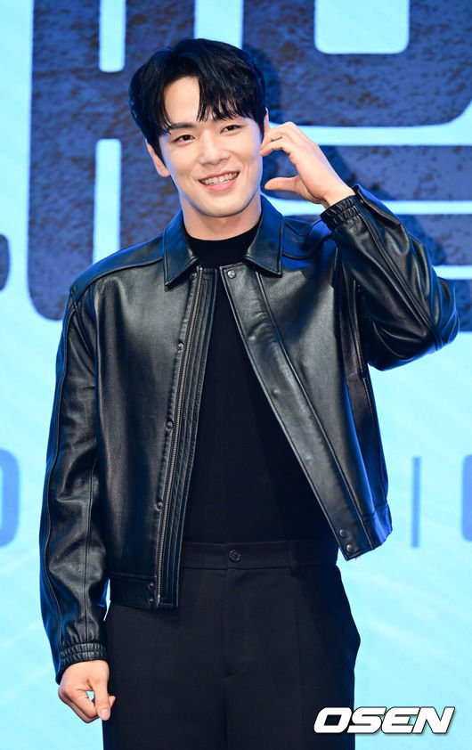 [OSEN=김성락 기자] 25일 오후 서울 구로구  신도림 디큐브시티 더 세인트에서 KBS 2TV 새 주말드라마 '다리미 패밀리' 제작발표회가 열렸다. 이날 행사에는 성준해 감독, 배우 김정현, 금새록, 박지영, 신현준, 김혜은, 최태준, 양혜지가 참석했다. 배우 김정현이 포토타임을 갖고 있다. 2024.09.25 / ksl0919@osen.co.kr