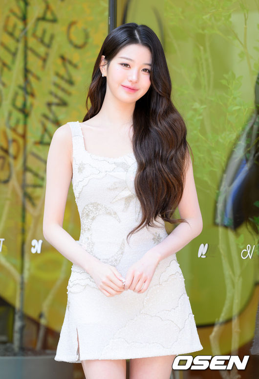 [OSEN=이대선 기자] 16일 오전 서울 성수동 팝업스토어에서 고효능 자연주의 브랜드의 신제품 팝업 오픈 행사가 열렸다. 장원영이 속한 아이브는 12일과 13일 일본 아이치 공연을 시작으로 일본 4개 도시를 순회하는 팬콘 투어 ‘2025 아이브 팬 콘서트 ‘아이브 스카우트’ 인 재팬’을 개최한다.그룹 아이브 장원영이 포토타임을 가지고 있다. 2025.04.16 /sunday@osen.co.kr