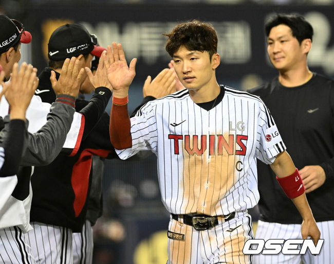 [OSEN=잠실, 이대선 기자] 프로야구 LG 트윈스가 키움 히어로즈를 꺾고 5연승을 이어갔다.14일 서울 잠실구장에서 열린 키움 히어로즈와 경기에서 15안타를 터뜨리며 12-0으로 승리했다.선발투수 송승기는 6이닝 4피안타 2볼넷 5탈삼진 무실점으로 시즌 3승째를 기록했다.경기 종료 후 LG 박해민이 승리의 기쁨을 나누고 있다. 2025.05.14 /sunday@osen.co.kr