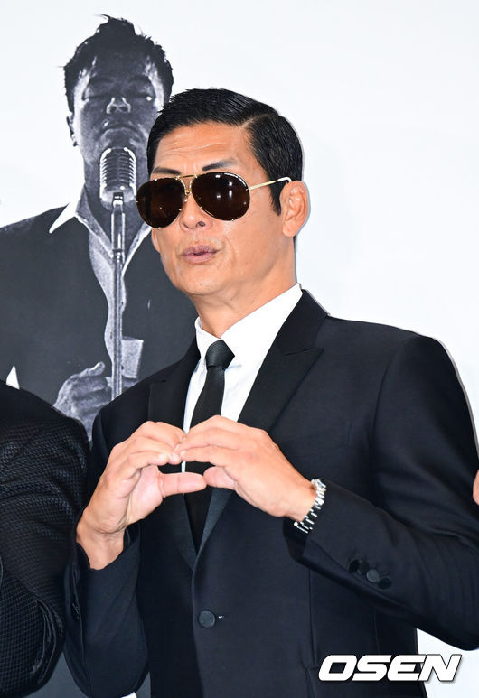 [OSEN=김성락 기자] 30일 오후 서울 여의도 KBS홀에서 ‘데뷔 30주년 특집 딴따라 JYP’ 포토월 행사가 열렸다. 이날 행사에는 가수 박진영, god, 비, 2PM, 원더걸스, 트와이스가 참석했다.god 박준형이 포즈를 취하고 있다. 2024.08.30  / ksl0919@osen.co.kr