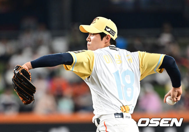 [OSEN=대전, 김성락 기자] 14일 대전 한화생명볼파크에서 ‘2025 신한 SOL Bank KBO리그’ 한화 이글스와 두산 베어스의 경기가 열렸다.이날 한화는 문동주, 두산은 잭로그를 선발로 내세웠다.8회초 한화 이상규가 마운드에 올라 힘차게 공을 뿌리고 있다. 2025.05.14 / ksl0919@osen.co.kr