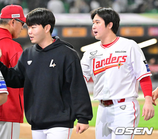 [OSEN=인천, 민경훈 기자] 15일 오후 인천 SSG랜더스필드에서 ‘2025 신한 SOL Bank KBO리그’ SSG 랜더스와 NC 다이노스의 경기가 열렸다. 이 경기에서 SSG는 최정의 결승 스리런포와 앤더슨의 6이닝 무실점 호투에 힘입어 NC에 4-0으로 승리하며 주중 3연전 위닝시리즈를 가져갔다.경기를 마치고 최정이 이숭용 감독과 하이파이브를 하고 있다. 2025.05.15 / rumi@osen.co.kr