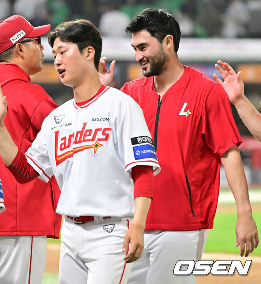 [OSEN=인천, 민경훈 기자] 15일 오후 인천 SSG랜더스필드에서 ‘2025 신한 SOL Bank KBO리그’ SSG 랜더스와 NC 다이노스의 경기가 열렸다. 이 경기에서 SSG는 최정의 결승 스리런포와 앤더슨의 6이닝 무실점 호투에 힘입어 NC에 4-0으로 승리하며 주중 3연전 위닝시리즈를 가져갔다.경기를 마치고 SSG 승리투수 앤더슨이 이숭용 감독과 하이파이브를 하고 있다. 2025.05.15 / rumi@osen.co.kr